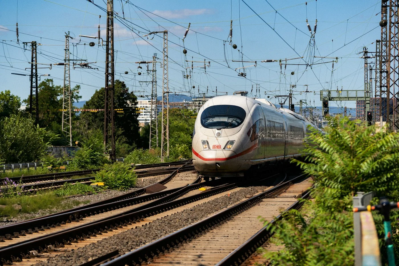 ICE auf einer Bahnstrecke im Grünen — Symbolbild für Geschäftsreisen